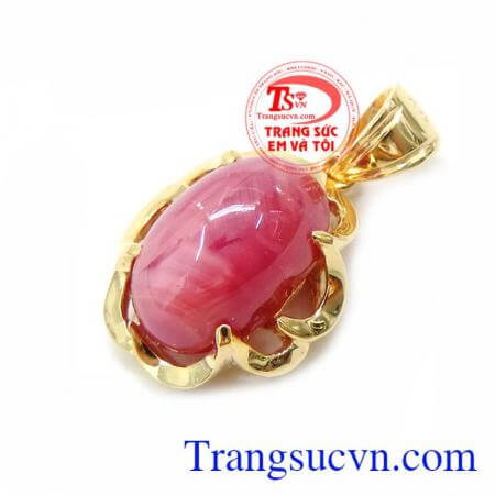 mặt nữ vàng 14k bọc đá quý ruby thiên nhiên, thiết kế đơn giản, bản thân vàng và ruby đã làm nổi bật lên sự tinh tế cũng như vẻ đẹp sang trọng khó cưỡng lại được. Mặt Dây Chuyền Ruby Tự Nhiên Hình Bầu