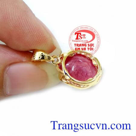 ếu đeo gần tim thì viên Đá này sẽ giúp cho tình yêu của bạn thêm mặn nồng. Ngoài ra nó còn giúp lưu thông máu và giúp ngủ ngon. Mặt Nữ Vàng Quý Phái