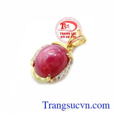Ruby tượng trưng cho Mặt Trời, quyền lực, tự do, may mắn và vui vẻ. Mặt Nữ Vàng Quý Phái