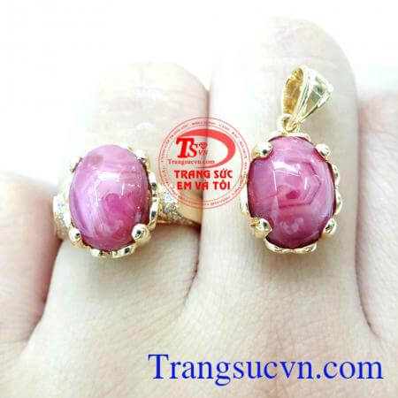Nhẫn Nữ Ruby Tình Yêu Chung Thủy, nhẫn nữ vàng tây, nhẫn nữ đẹp kết hợp với mặt dây chuyền nữ gắn đá ruby làm nổi bật lên vẻ đẹp của người phụ nữ vẻ sang trọng và quý phái.