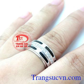 mỗi khi các quan triều đình đi công tác xa vượt núi, băng rừng thường mang lông đuôi voi theo bên mình như bảo vật mang lại bình an. Nhẫn Lông Đuôi Voi Mang Lại May Mắn