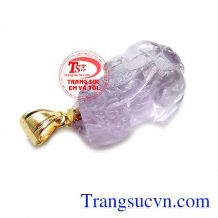 Tỳ Hưu là giống cực kì hung dữ, chuyên cắn hút tinh huyết của các loài yêu quái ma quỷ nên còn gọi là con Tịch Tà