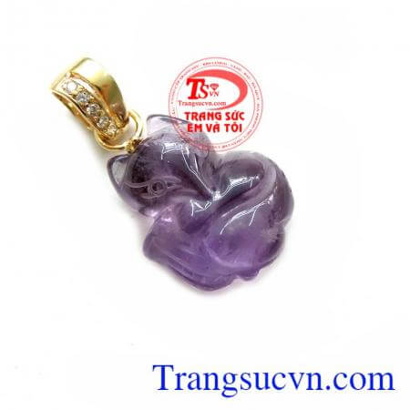 Phụ nữ đeo đá hồ ly phong thủy có tác dụng tăng vận may về tình cảm, nhân duyên khác giới, cải thiện tình cảm lứa đôi, ngăn chặn tình trạng chồng ngoại tình hay xuất hiện kẻ thứ ba phá hoại tình cảm. Mặt Hồ Ly Móc Vàng Thạch Anh Tím