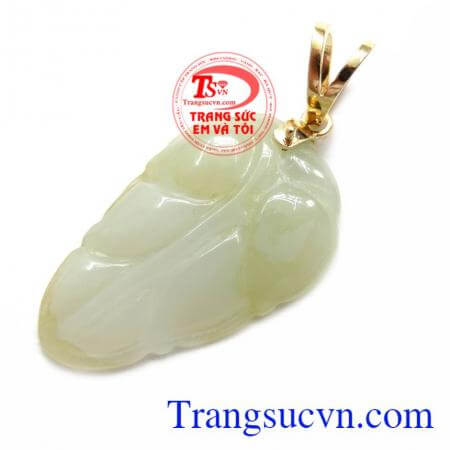 Đeo lá ngọc bên mình mang lại may mắn, dưỡng an giấc ngủ. Sản phẩm uy tín chất lượng được bán trên toàn quốc. Mặt Lá Ngọc Mang Lại May Mắn