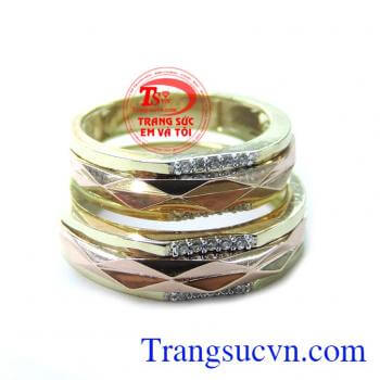 Nhẫn Cưới Sánh Duyên mang phong cách thiết kế ngẫu hứng với những đường nét phá cách đơn giản