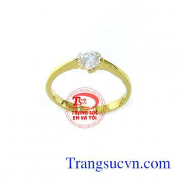 Chiếc Nhẫn Trái Tim Thủy Chung chủ chốt của chiếc nhẫn là được cài viên đá hình trái tim trắng sáng mang đến sự nổi bật và điệu đà cho chiếc nhẫn