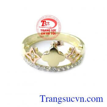 Nhẫn Vương Miện Nữ Hoàng Vàng 10k có thiết kế hình vương miện độc đáo cho phái nữ mang đến vẻ sang trọng quý phái đeo xinh trên ngón tay đeo nhẫn. Sản phẩm bảo hành 6 tháng giao hàng toàn quốc.