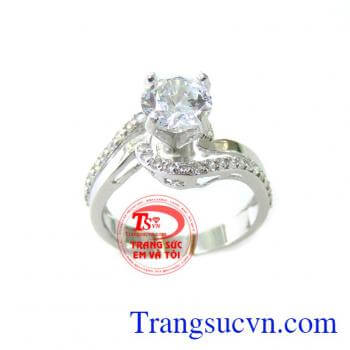 nhẫn nữ vàng trắng thiết kế với những đường cong nhẹ nhàng tạo nên sự thanh lịch và quý phái. Chiếc nhẫn nữ vàng trắng đeo sang trọng cho nữ, là món trang sức không thể bỏ lỡ. Nhẫn nữ vàng trắng xinh, 10k chuẩn chất lượng.
