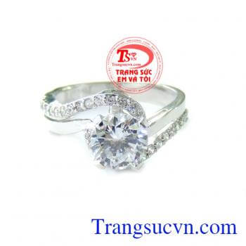 nhẫn nữ vàng trắng thiết kế với những đường cong nhẹ nhàng tạo nên sự thanh lịch và quý phái. Chiếc nhẫn nữ vàng trắng đeo sang trọng cho nữ, là món trang sức không thể bỏ lỡ. Nhẫn nữ vàng trắng xinh, 10k chuẩn chất lượng.