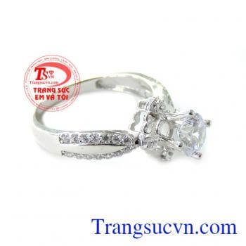 Chiếc nhẫn làm quà đính hôn vô cùng sang trọng và ý nghĩa mà người ấy xứng đáng được nhận