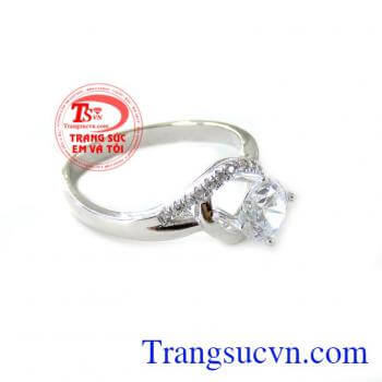 Chiếc Nhẫn Yểu Điệu mang lại sự duyên dáng, sang trọng và quý phái dành cho những chủ nhân xinh đẹp là phụ kiện trang sức nhỏ nhắn, dịu dàng để phù hợp với trang phục và công việc