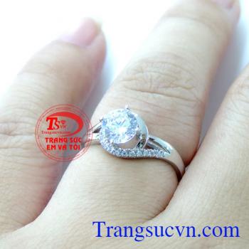 Chiếc Nhẫn Yểu Điệu mang lại sự duyên dáng, sang trọng và quý phái dành cho những chủ nhân xinh đẹp là phụ kiện trang sức nhỏ nhắn, dịu dàng để phù hợp với trang phục và công việc