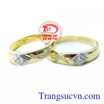 Đeo nhẫn cưới ở ngón áp út vì ngón áp út có đường mạch máu nối đến tim