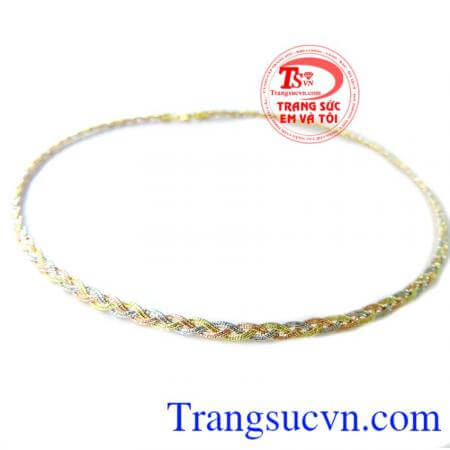 Kiềng vàng bện 3 sợi 3 màu xen kẽ nhau sang trọng.