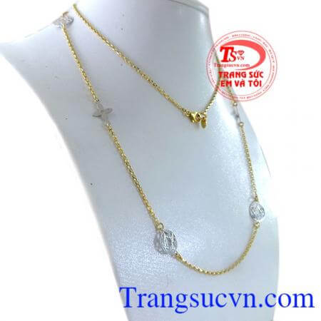 Dây chuyền vàng nữ thời trang 10k được thiết kế theo kiểu dáng italy dây đeo dài và có các họa tiết trang trí trên dây chuyền cho phái đẹp một phong cách mới lạ trẻ trung giúp chị em thêm phần lôi cuốn.