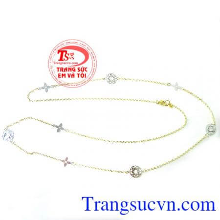 Dây chuyền vàng nữ thời trang 10k được thiết kế theo kiểu dáng italy dây đeo dài và có các họa tiết trang trí trên dây chuyền cho phái đẹp một phong cách mới lạ trẻ trung giúp chị em thêm phần lôi cuốn.