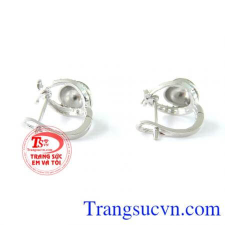 Bông tai mặt tròn tinh tế là món quà ý nghĩa dành cho phái đẹp.