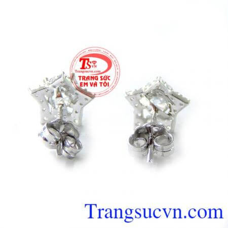 Hoa tai được thiết kê với những viên đá nhỏ trắng sáng trên nền vàng trắng 10k kết thành ngôi sao 5 cánh nhỏ xinh mang lại may mắn cho người sử dụng.