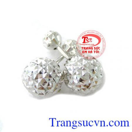 Kiểu dáng chế tác đẹp,tinh xảo,trẻ trung kết hợp với trang phục dễ dàng. Hoa tai Dior trắng cho phái đẹp