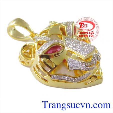 Kết hợp đeo mặt Nam báo vàng với dây chuyền nam vàng tạo nên bộ trang sức nam tuyệt vời