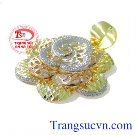 Mặt dây nữ hoa vàng tinh xảo là món quà trang sức ý nghĩa cho những người phụ nữ.