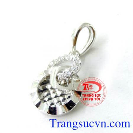 Mặt nữ chữ D vàng trắng xinh