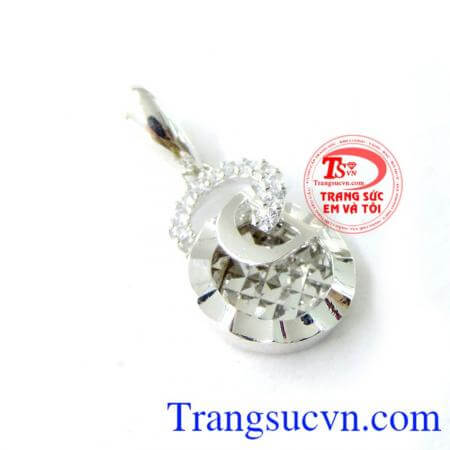 giúp người đeo cảm giác tự tin thích hợp đeo thường ngày và dự tiệc trang sức em và tôi chuyên cung cấp các loại mặt dây bằng vàng với giá cả phải chăng nhất đeo hợp thời trang toát lên được vẻ đẹp quý phái nữ tính. Mặt nữ chữ D vàng trắng xinh