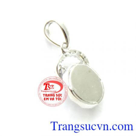 Mặt nữ chữ D vàng trắng xinh