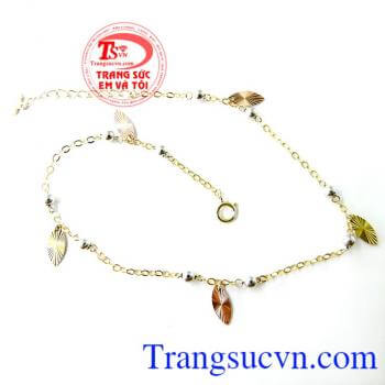 đeo lắc chân nữ vàng là thể hiện sự ràng buộc về tình cảm với một ai đó, và được sự che chở,giữ dìn khỏi thế lực đen tối.