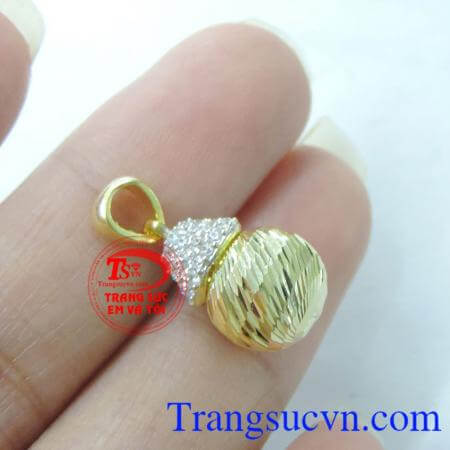 Công ty trang sức em và tôi chuyên bán mặt chuyền nữ,mặt dây vàng đẹp,đeo hợp thời trang,mặt dây chuyền sáng bóng Uy tín về chất lượng ,Sản phẩm kiểu dáng trẻ trung. Mặt dây nữ vàng 10k xinh xắn