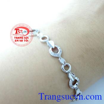 Lắc vàng trắng 10k nữ được thiết kế tinh xảo với chất liệu vàng 10k tô thêm vẻ đẹp cho vòng tay xinh xắn. 