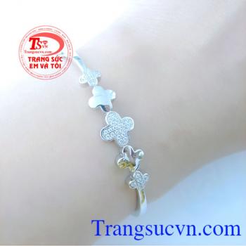 Vòng tay vàng món quà rất ý nghĩa và được phái mạnh lựa chọn tặng cho người mình yêu thương. Vòng tay nữ vàng hoa xinh