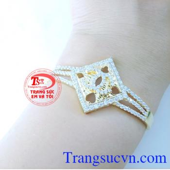 Vòng tay Chanel hàng hiệu với thiết kế hoa văn vô cùng tinh xảo - tôn lên vẻ đẹp thanh lịch và vô cùng tinh tế. 