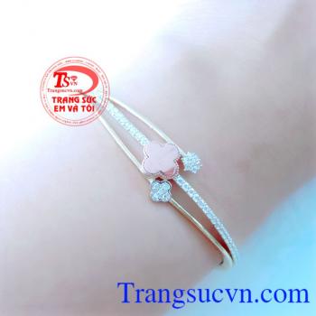 Vòng tay vàng thiết kế kiểu dáng tinh tế, phù hợp với xu hướng thẩm mỹ của phái đẹp. Vòng tay nữ cánh hoa dịu dàng