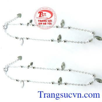 Lắc chân lá vàng trắng