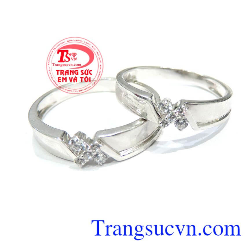 Cặp nhẫn cưới vàng trắng thể hiện sự trong sáng của tình yêu, được sự bảo vệ tình yêu từ hai phía