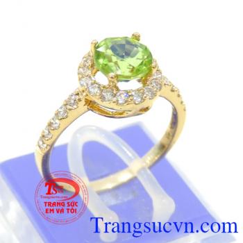 Nhẫn peridot đẹp nữ vàng 14k 58.5%Au kèm giấy kiểm định kèm theo uy tín,giao toàn quốc thanh toán an toàn.Nhẫn peridot đẹp nữ.