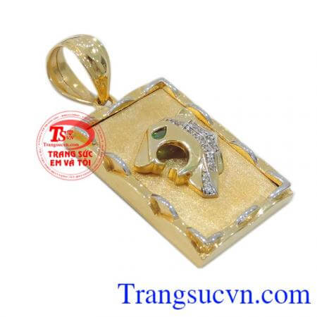 Mặt dây vàng báo đeo cùng dây chuyền vàng tinh tế