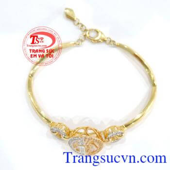 Với thiết kế đan xen vào nhau,tạo lên sự quý phái cho chiếc Vòng tay vàng ý 18k 750. Vòng tay vàng ý