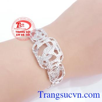 Là món quà tặng nhân dịp 20/10, ngày sinh nhật, kỷ niệm rất tốt. Vòng tay nữ 18k nhập