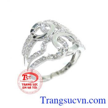 Chiếc Nhẫn nữ 18k trắng Ý đeo tay cho nữ cùng vòng tay vàng, hoa tai vàng trắng thành bộ trang sức đẹp tạo lên sự duyên dáng và tinh tế,Nhẫn nữ 18k trắng Ý bảo hành 1 năm