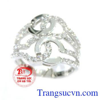 Chiếc Nhẫn nữ 18k trắng Ý đeo tay cho nữ cùng vòng tay vàng, hoa tai vàng trắng thành bộ trang sức đẹp tạo lên sự duyên dáng và tinh tế,Nhẫn nữ 18k trắng Ý bảo hành 1 năm