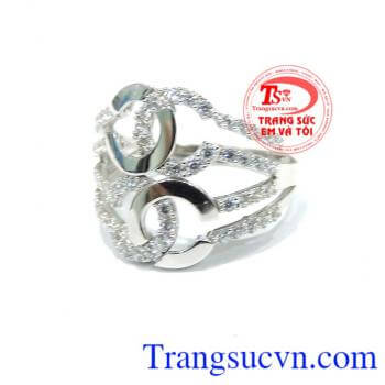 Chiếc Nhẫn nữ 18k trắng Ý đeo tay cho nữ cùng vòng tay vàng, hoa tai vàng trắng thành bộ trang sức đẹp tạo lên sự duyên dáng và tinh tế,Nhẫn nữ 18k trắng Ý bảo hành 1 năm