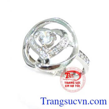 Chiếc Nhẫn vàng trắng nữ 18k nhập khẩu nguyên chiếc chất lượng đảm bảo uy tín, khách hàng ưa chuộng và bình chọn nhiều năm