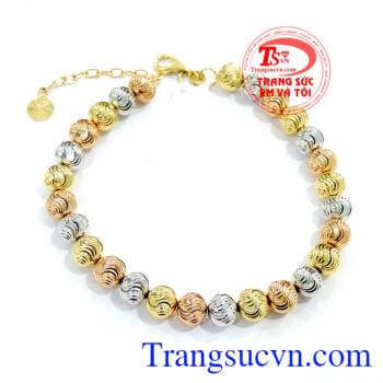Chiếc Lắc 18k Tiểu Thư dành trên tay ngọc ngà của Tiểu Thư. 