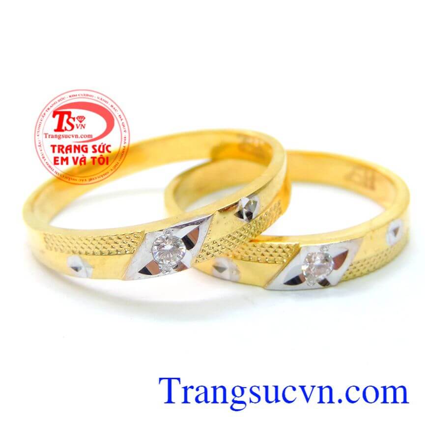 Đôi nhẫn cưới gắn đá tinh xảo bằng vàng tây đẹp chất lượng cao