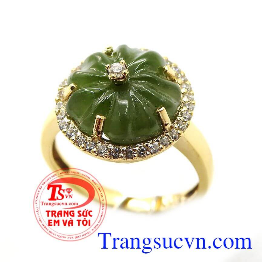 Nhẫn hoa mai bọc vàng là sản phẩm tinh tế dành cho chị em phụ nữ,mặt đá cẩm thạch tự nhiên,trang trọng là biểu tượng của sức khỏe,sự thủy chung,hạnh phúc