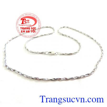 Dây chuyền 18k trắng bện 3 kết hợp với mặt dây chuyền vàng trắng, là món quà tặng dành cho phái đẹp quý nhân dịp sinh nhật và kỷ niệm