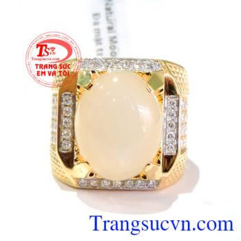 Chiếc nhẫn vàng đá mặt trăng (Moonstone)là món quà sinh nhật cho người mệnh kim.
