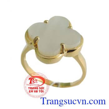 Nhẫn cỏ bốn lá nữ dành cho nữ đeo đẹp,chiếc Nhẫn cỏ bốn lá nữ vàng chất lượng đảm bảo uy tín,Nhẫn cỏ bốn lá nữ uy tín chất lượng.